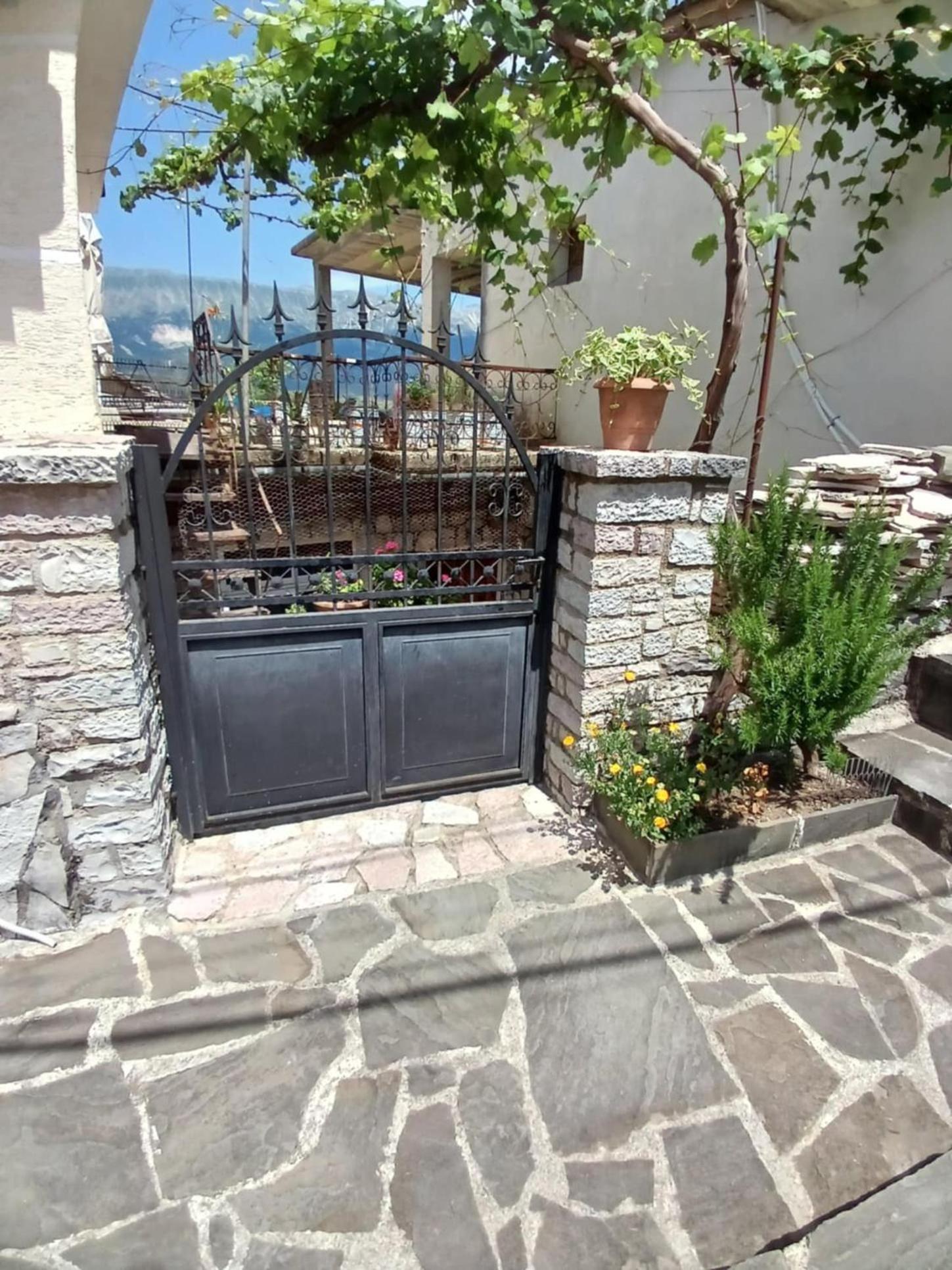 Eniguesthouse Gjirokastër Exterior foto
