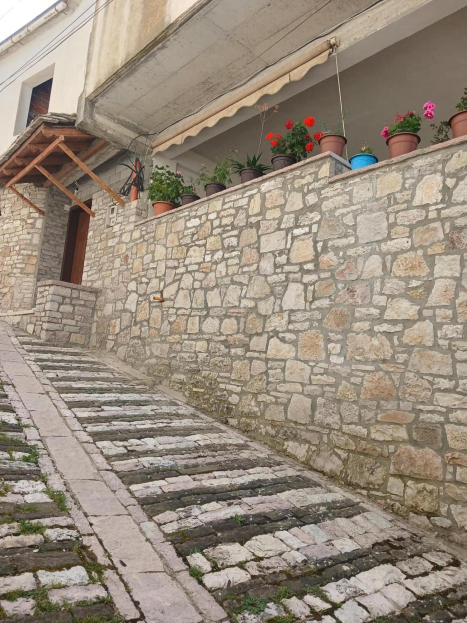 Eniguesthouse Gjirokastër Exterior foto