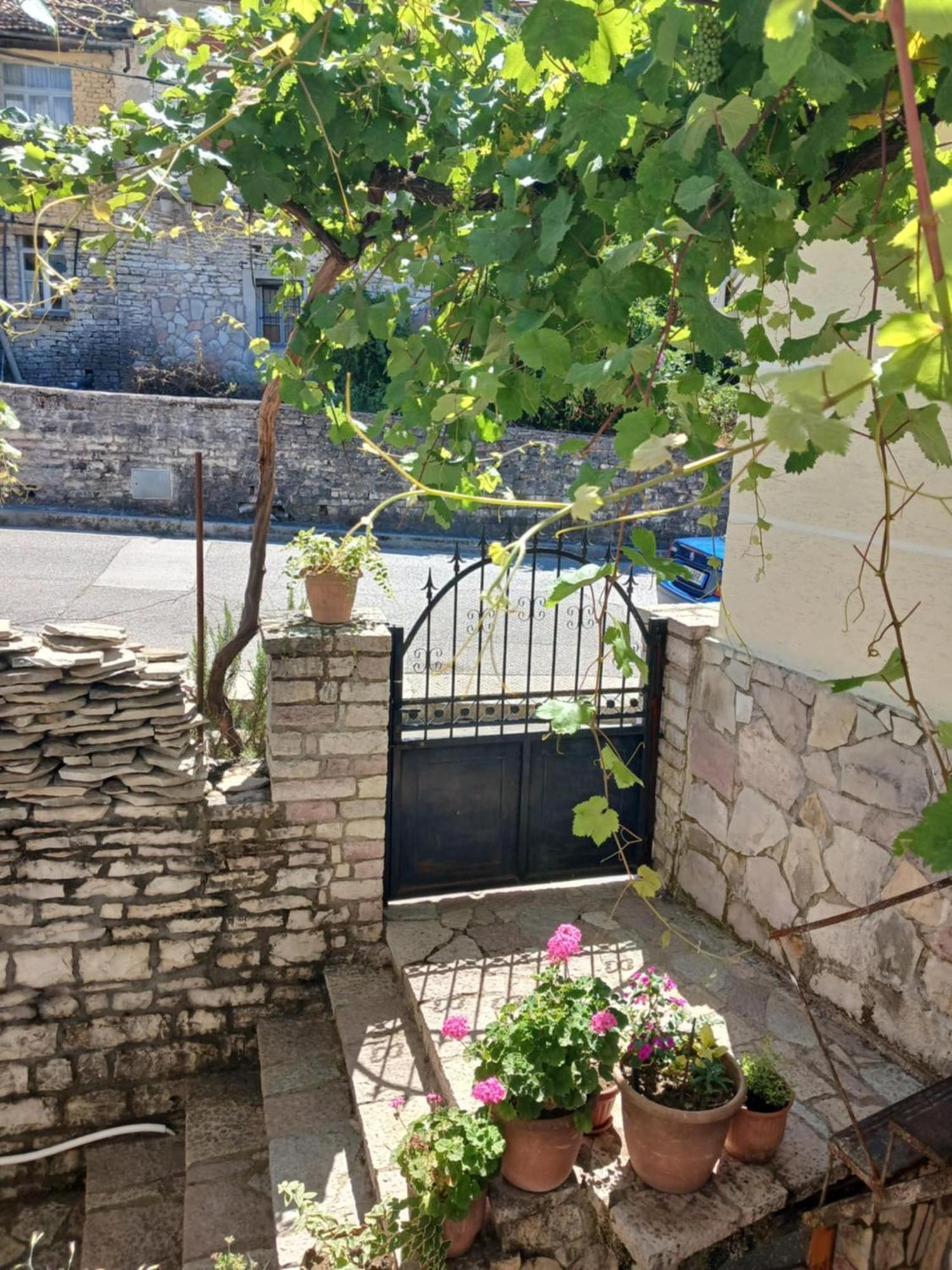 Eniguesthouse Gjirokastër Exterior foto